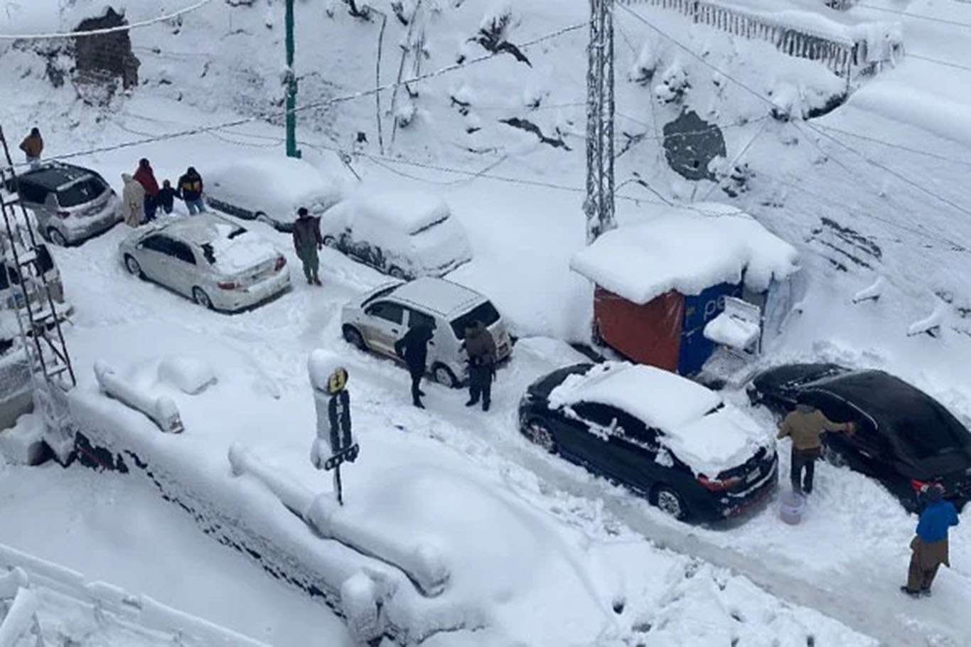 Pakistan'da karda mahsur kalan 22 kişi hayatını kaybetti